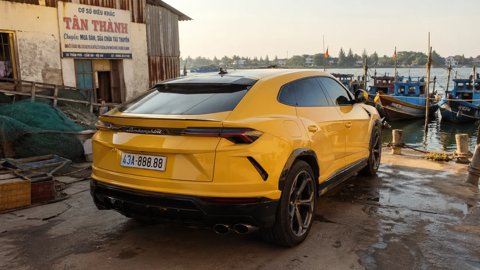 لقطة واقعية محمولة باليد لـ Lamborghini Urus صفراء متوقفة في رصيف صيادين قديم في هوي آن مع قوارب خشبية